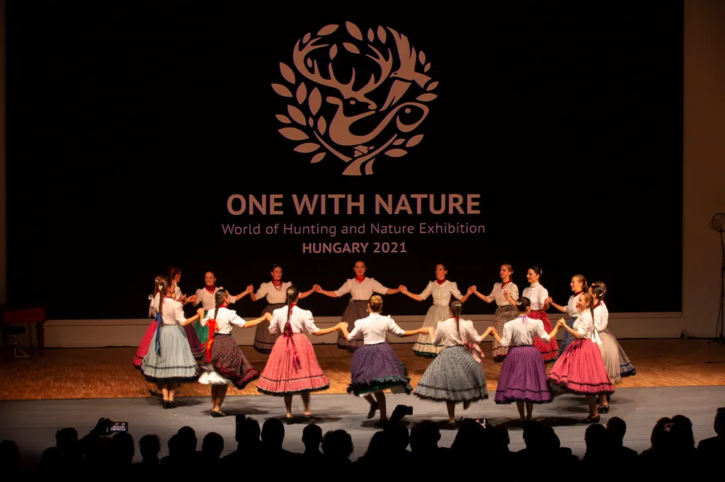 A Magyar Állami Népi Együttes az "Egy a Természettel" Vadászati és Természeti Világkiállítás megnyitóján a Hungexpo Budapest Kongresszusi és Kiállítási Központban 2021. szeptember 25-én. MTI/Varga György
