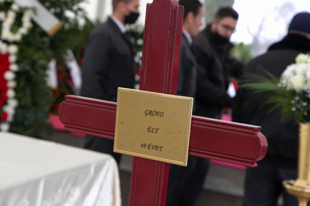 Fájdalom: Grófo. Élt 49 évet.