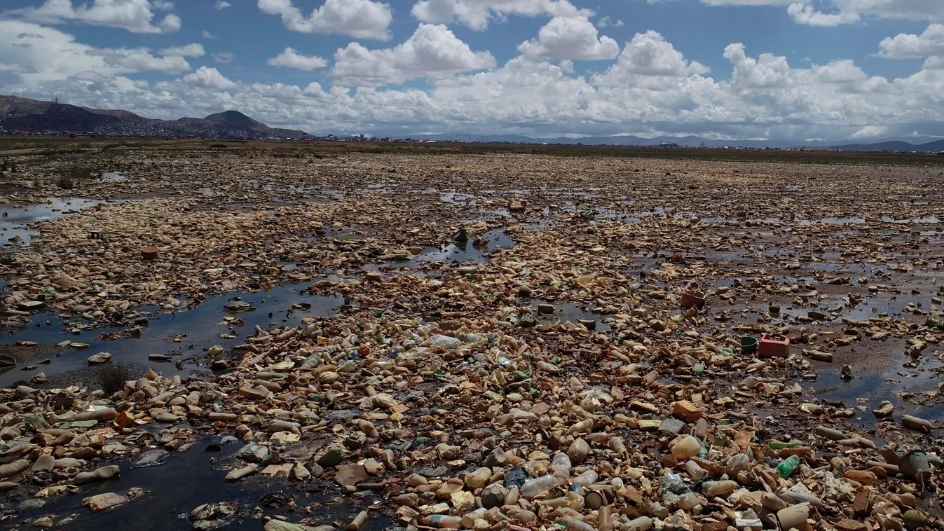 Szívfacsaró felvételek: teljesen elárasztotta a műanyag hulladék Bolívia egyik legszebb tavát