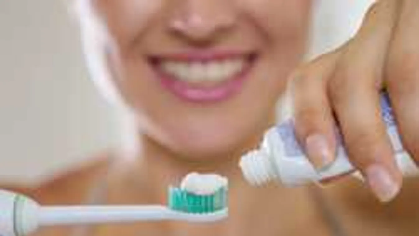 Döbbenetes, hogy hol és miért dörzsölik magukat fogkrémmel a nők