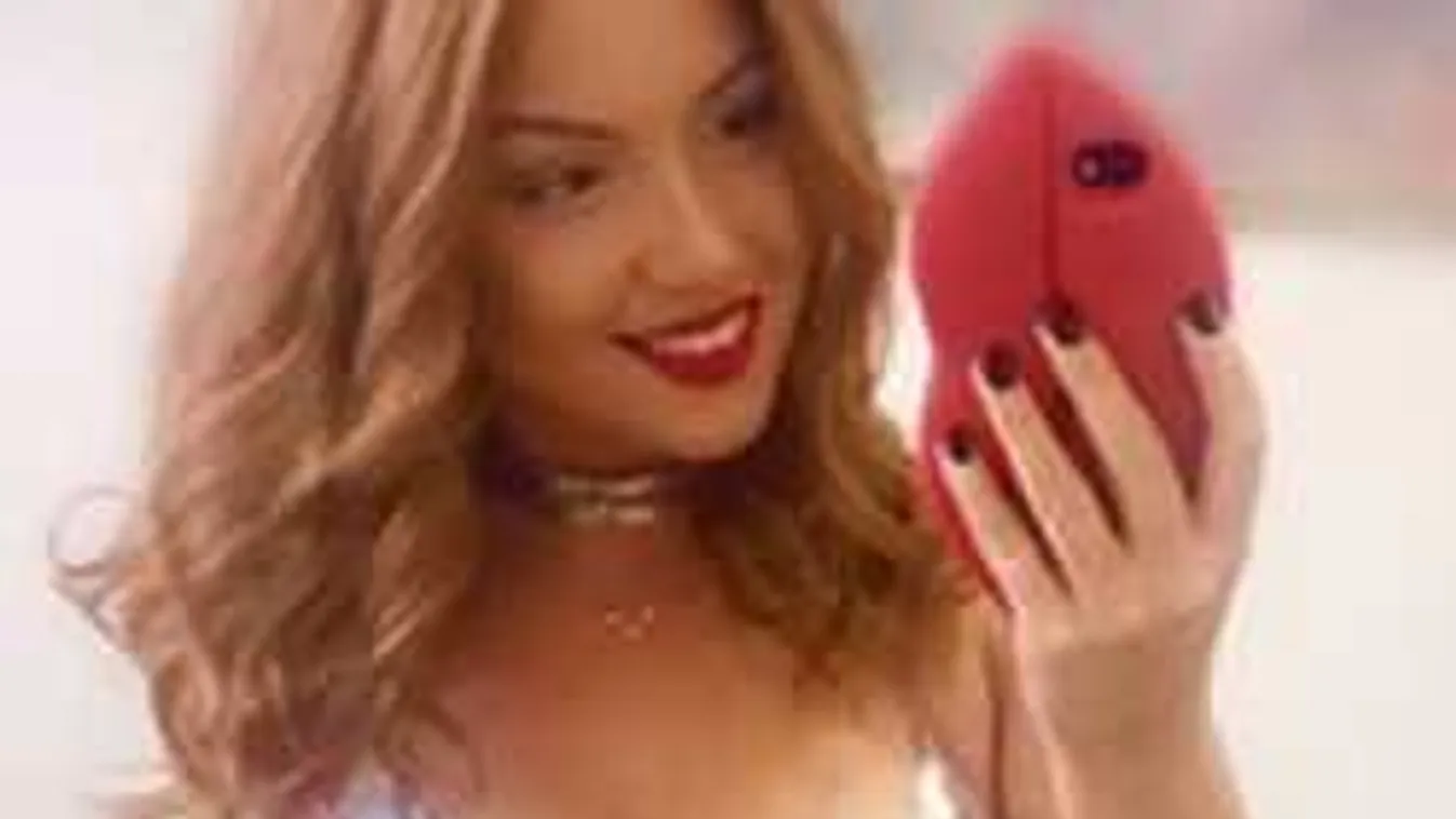 Életre keltek Tolvai Reni mellei, kibuggyantak a ruhája alól