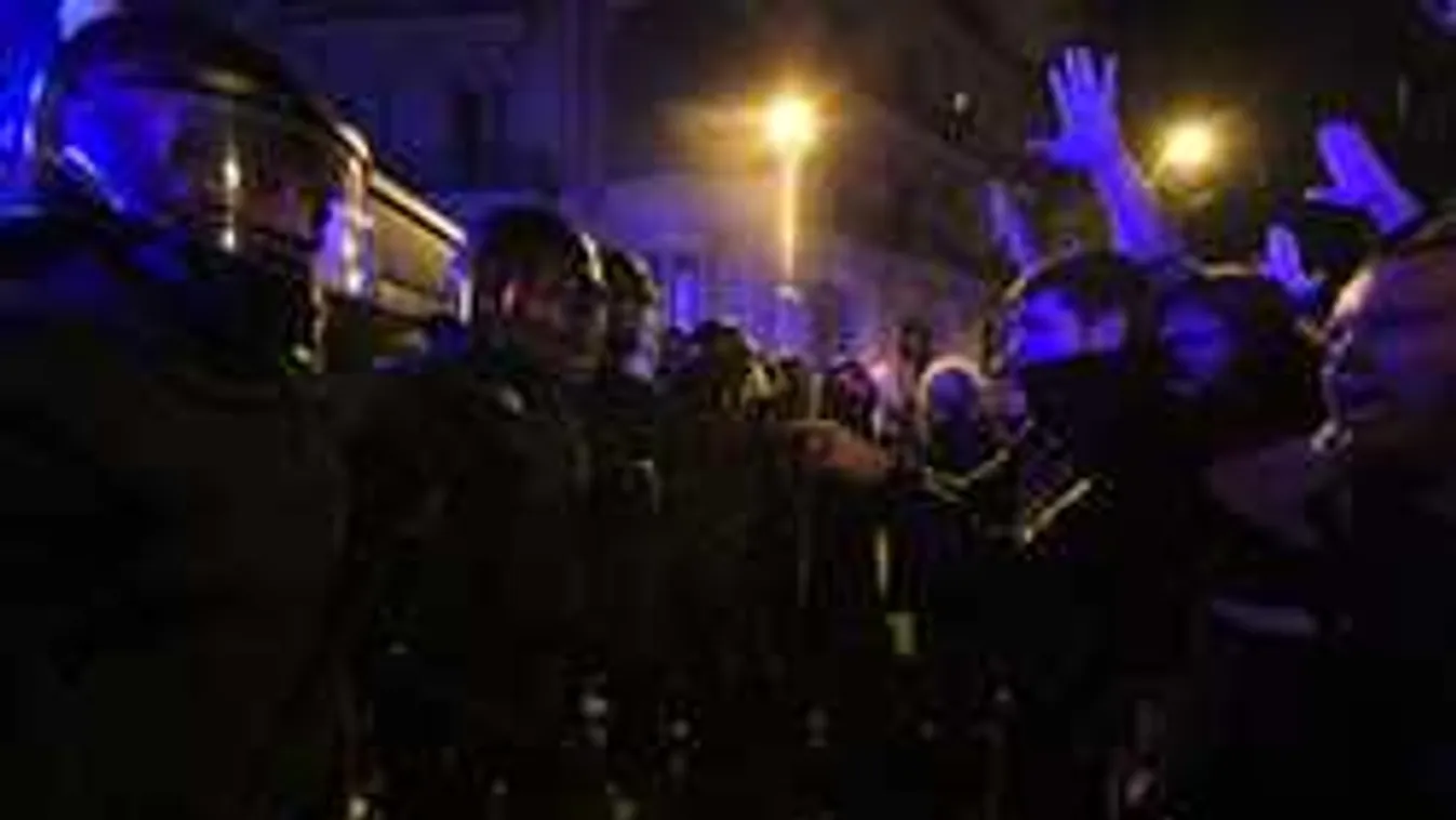 Előkerültek a gumibotok, rendőrökkel csaptak össze a tüntetők