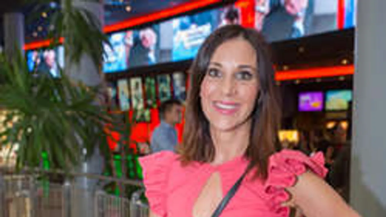 Keményen bevágott a bugyi a tóparton sütkérező szexi műsorvezetőnek