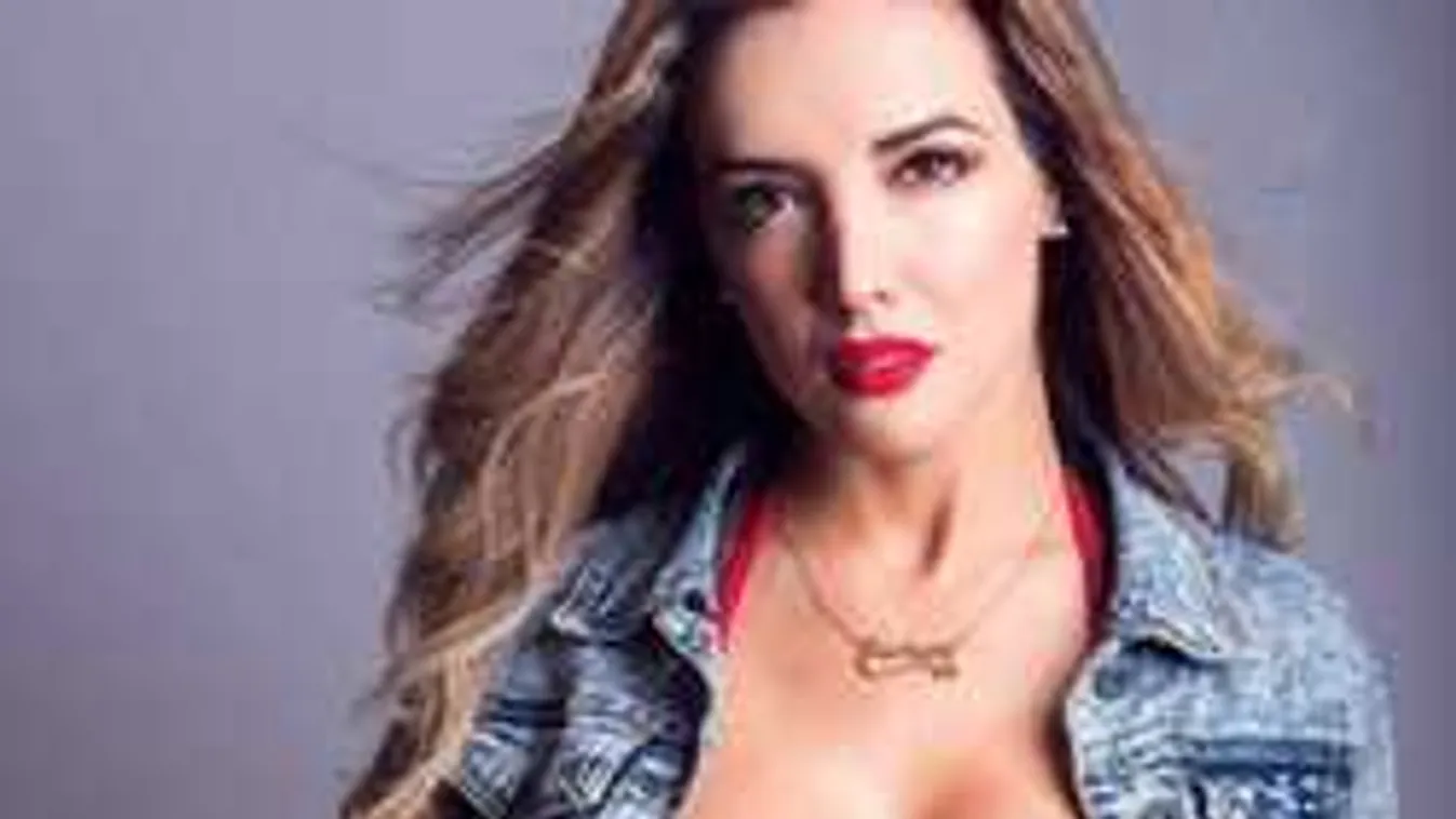 Vetkőzéssel ünnepelte a focisikert a nagy mellű celeblány