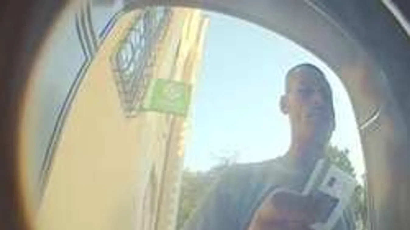 Ez a férfi vett fel pénzt talált bankkártyával! Körözik!