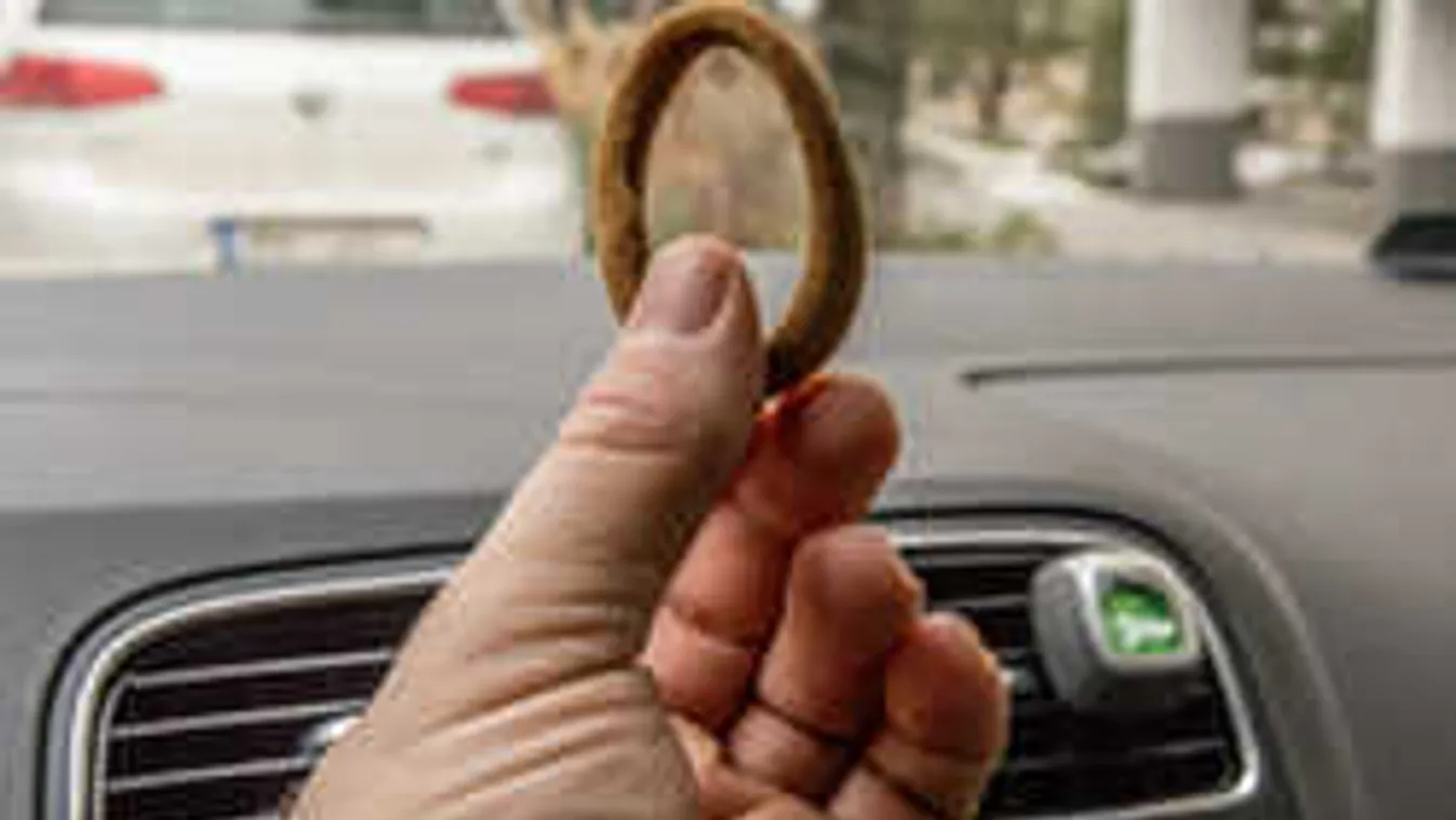 Zseniális ötlet: Ezért tarts mindig hajgumit az autódban