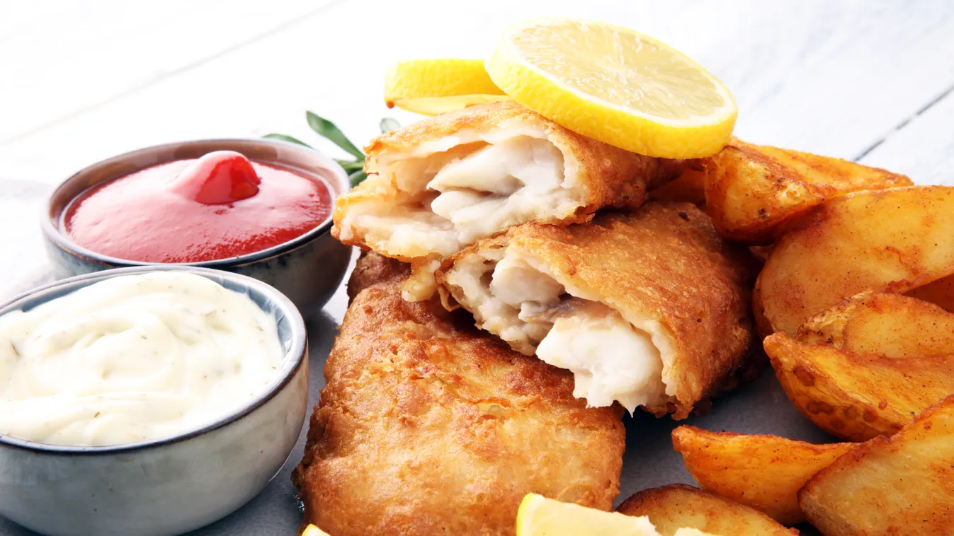 Traditional,British,Fish,And,Chips,With,Potato,And,Lemon
