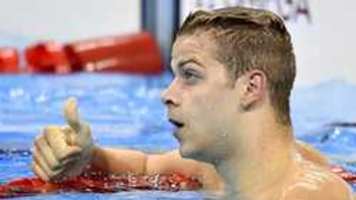 Mit keres úszósztárunk mellett egy rendőr?