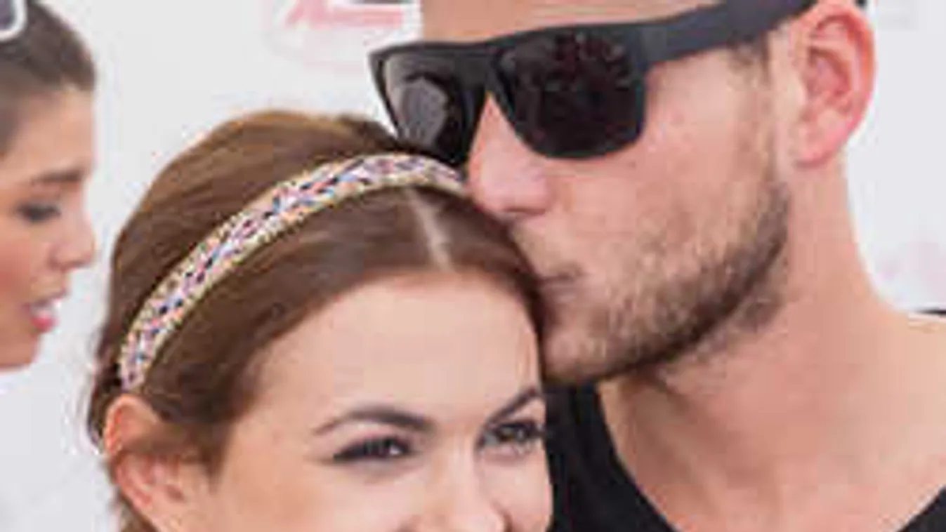 Elbűvölő családi fotót posztolt Istenes Bence, esküvőn jártak