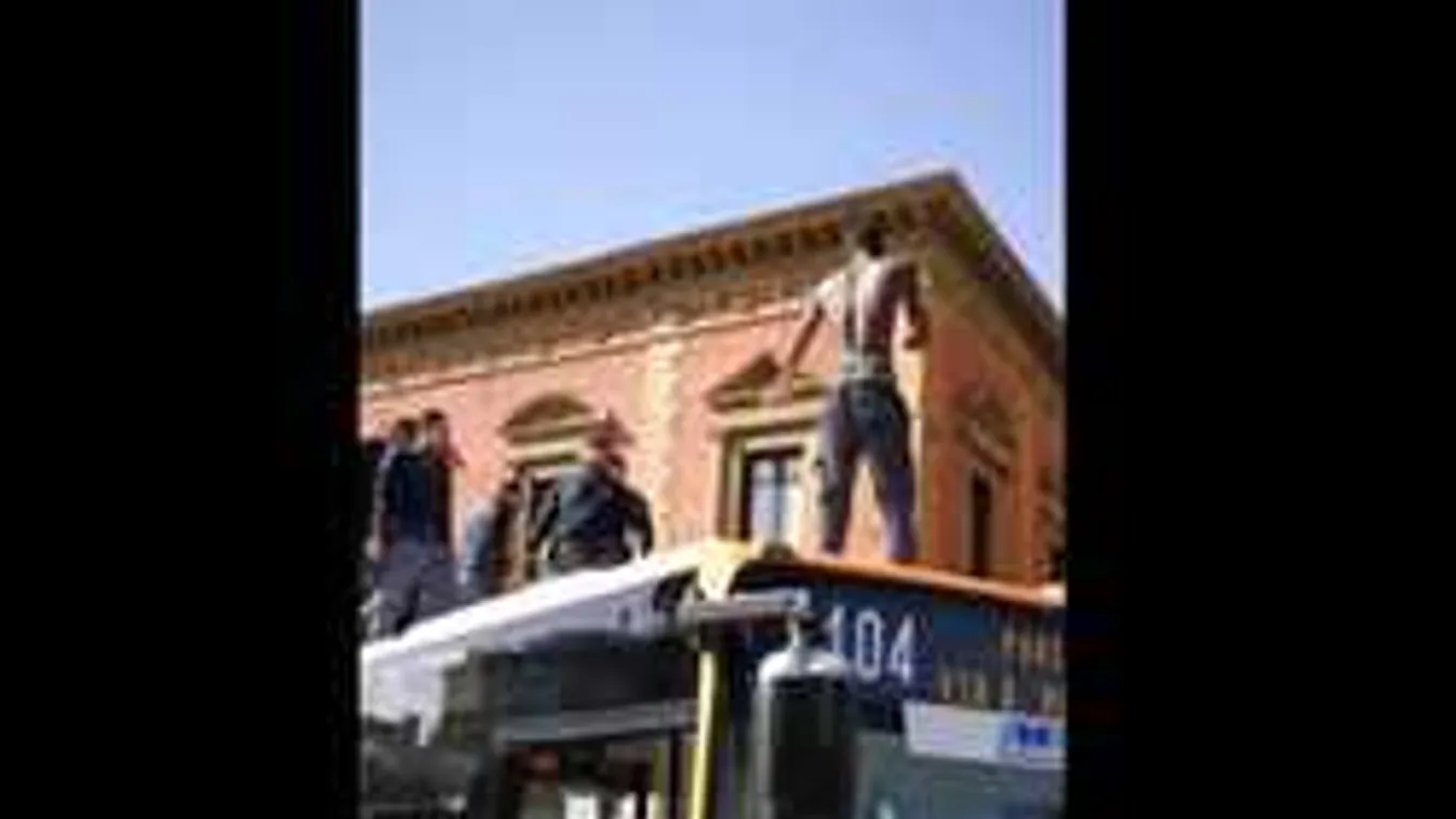 Õrjöngeni kezdett egy migráns, a busz tetejére is felmászott Palermóban