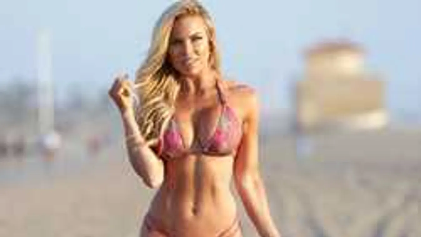 Kipakolta feszes gigamelleit a dögös bokszoló lány