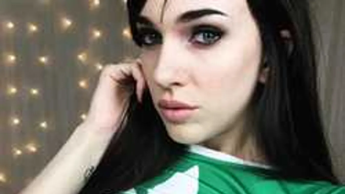 Meztelenül élvez a tetovált bombázó