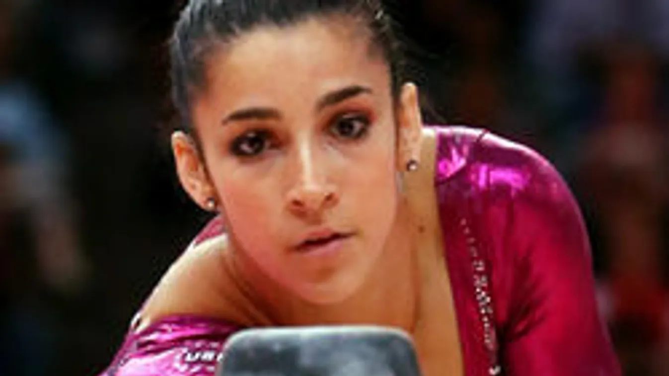 Ott van a szeren a pucér tornászlány - fotó, videó