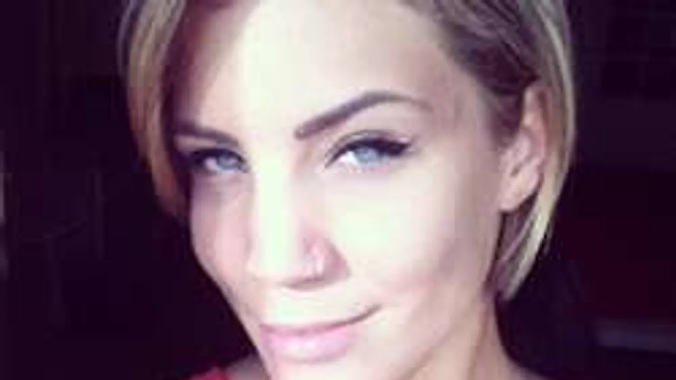 Mellbimbóval reklámozza koncertjét a megasztáros - Fotó