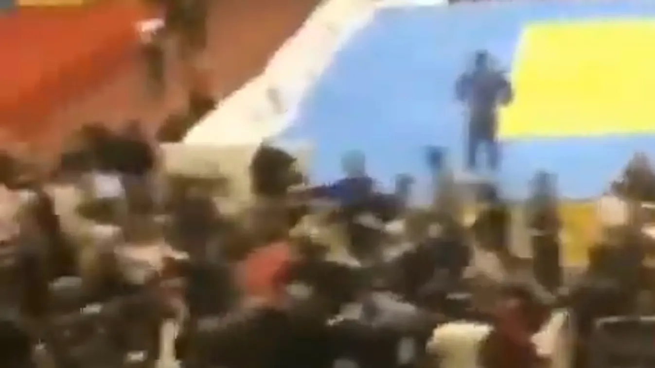 Tömegverekedés a csarnokban, videón a véres dráma