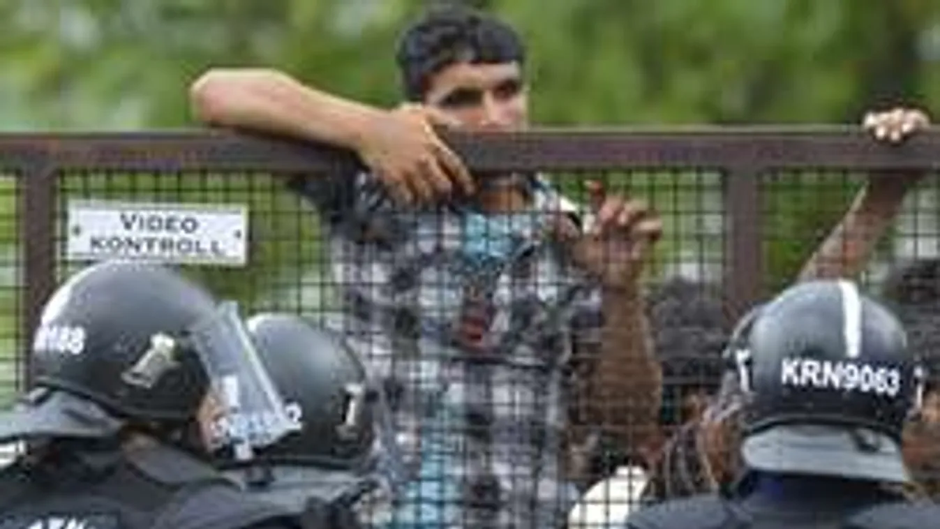 Éhségsztrájkkal akarják megtörni a határzárat a migránsok!