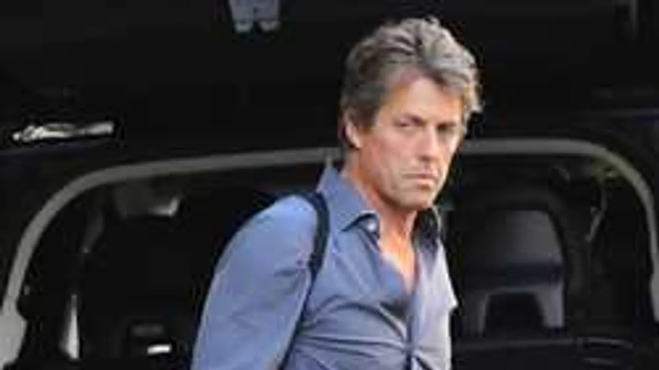 Ha valahogy, így még biztosan nem láttuk Hugh Grantet