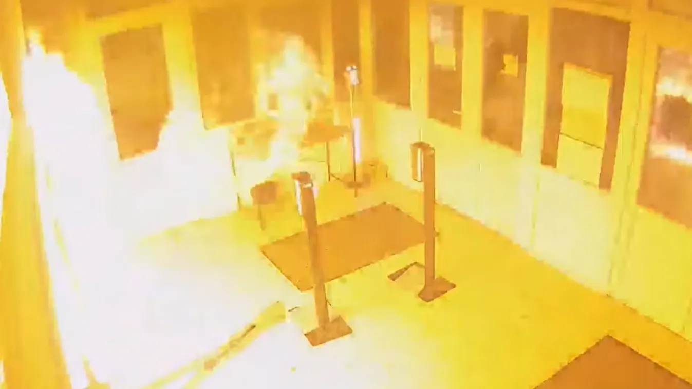 Sokkoló: előkerült a biztonsági kamera felvétele, lángba borult a dunaszerdahelyi középiskola