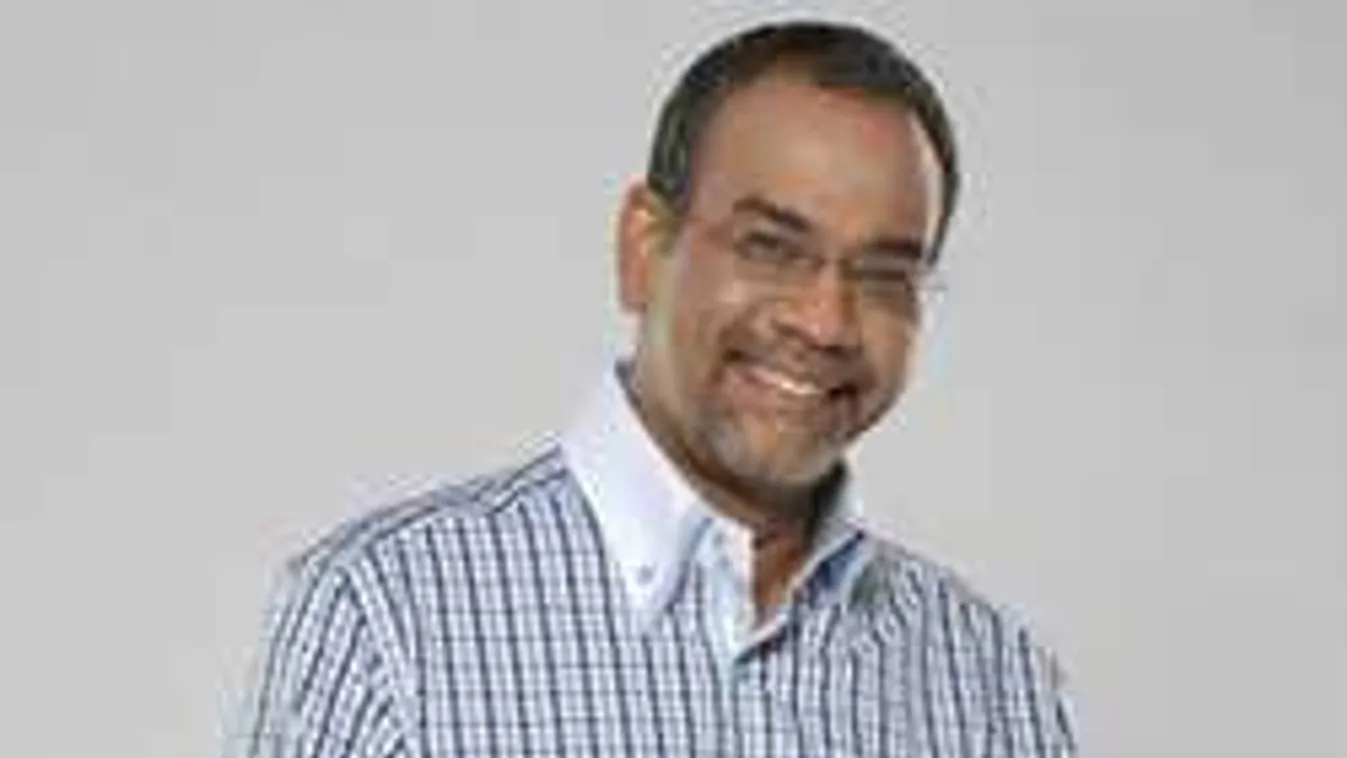 Feleségével együtt ünnepelt Joshi Bharat