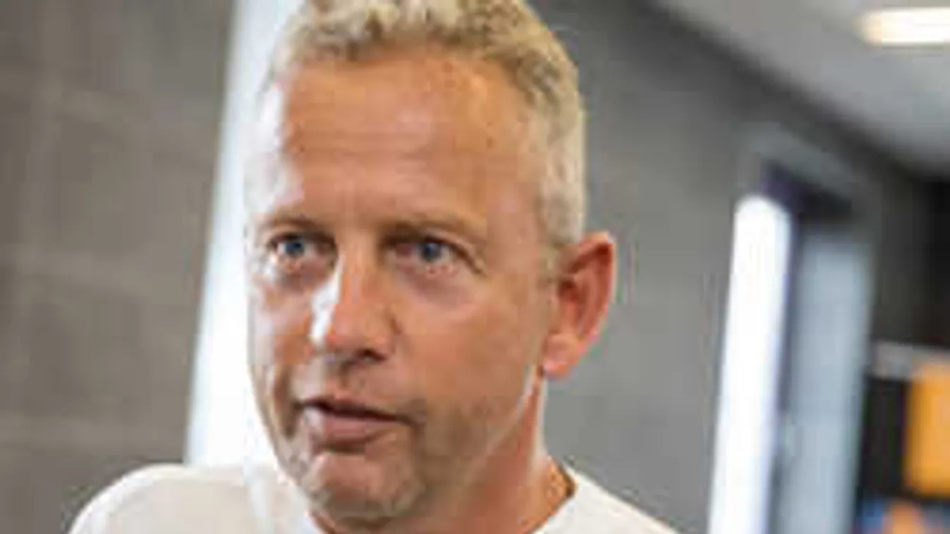 Schobert Norbi ledobta az atombombát: óriási port kavart videójával