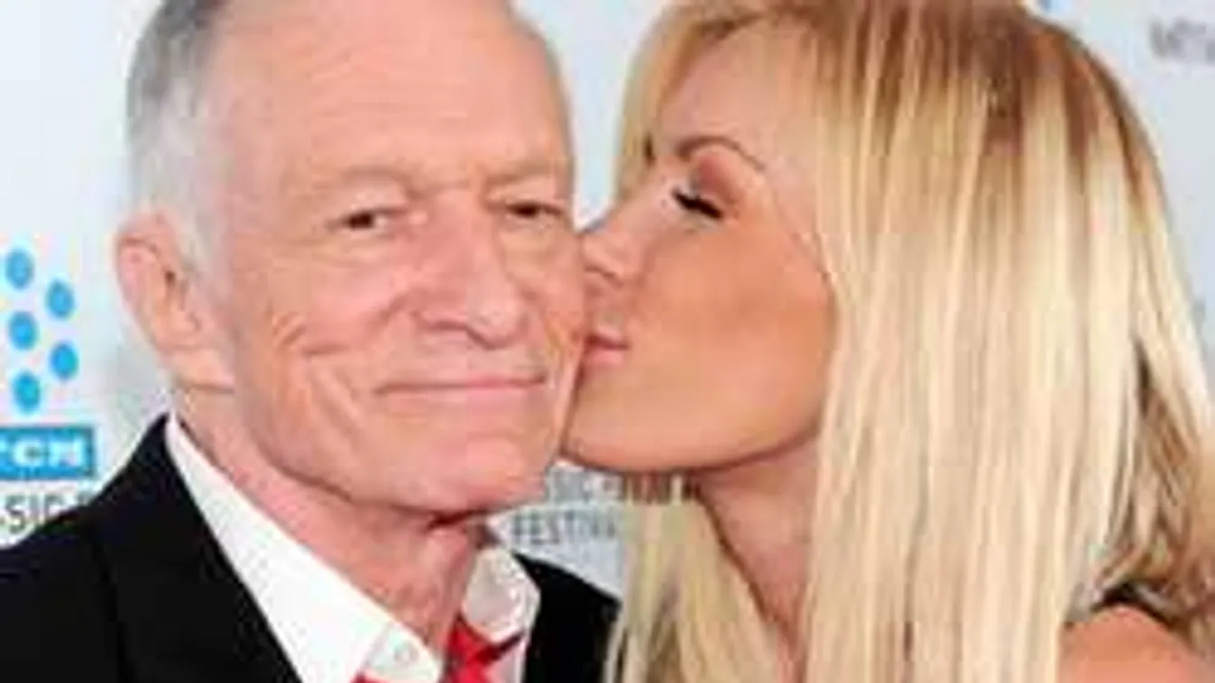 Kivetette a szilikont a melléből. Ilyen most bikiniben a sajtómágnás ifjú neje