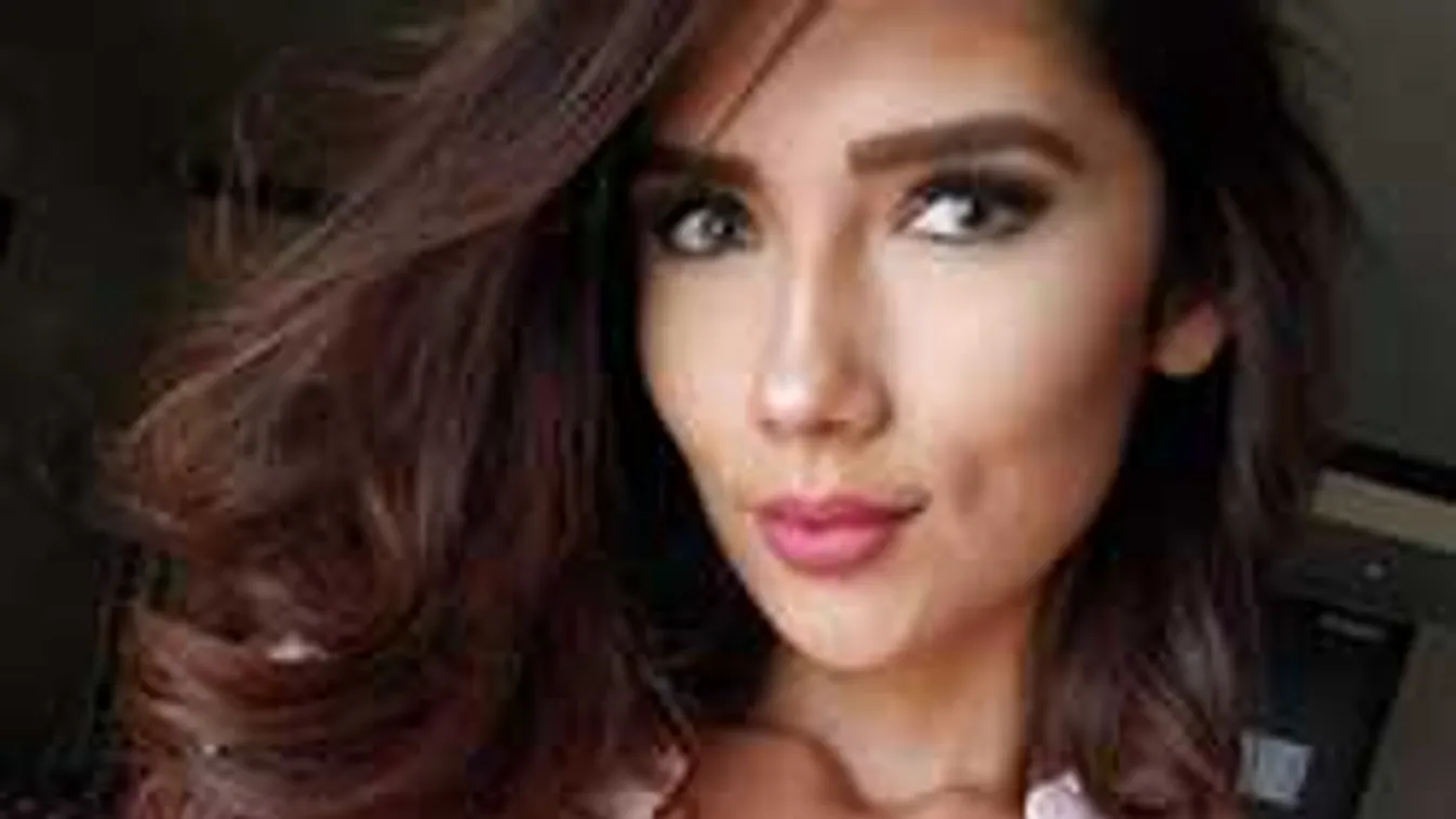 Összekente peckesen álló mellbimbóit a fantasztikus keblű edzőnő