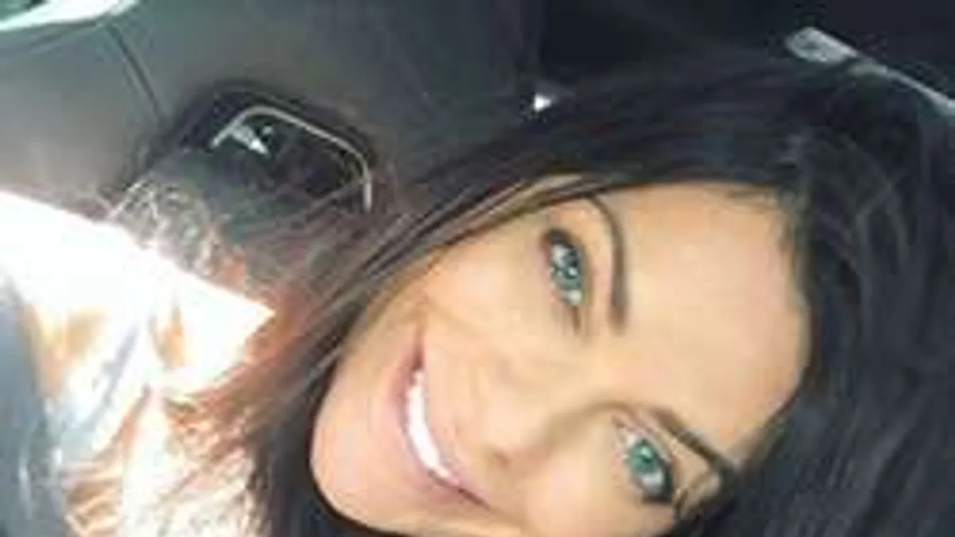 Alig bírja eltakarni a mellét a brazil szépség