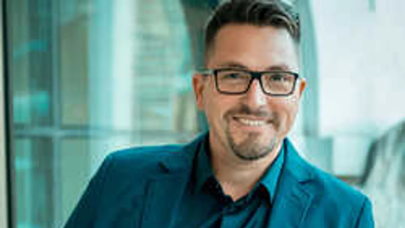 Újrahangolt koncerttel érkezik szombaton Ákos Siófokra