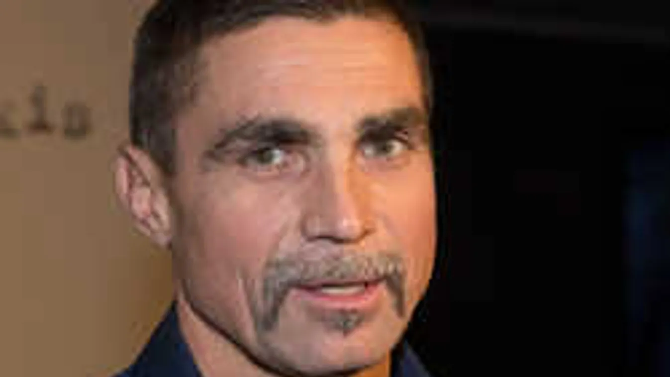 Különös fotók: Javasember keresztelte meg a Viszkis lányát