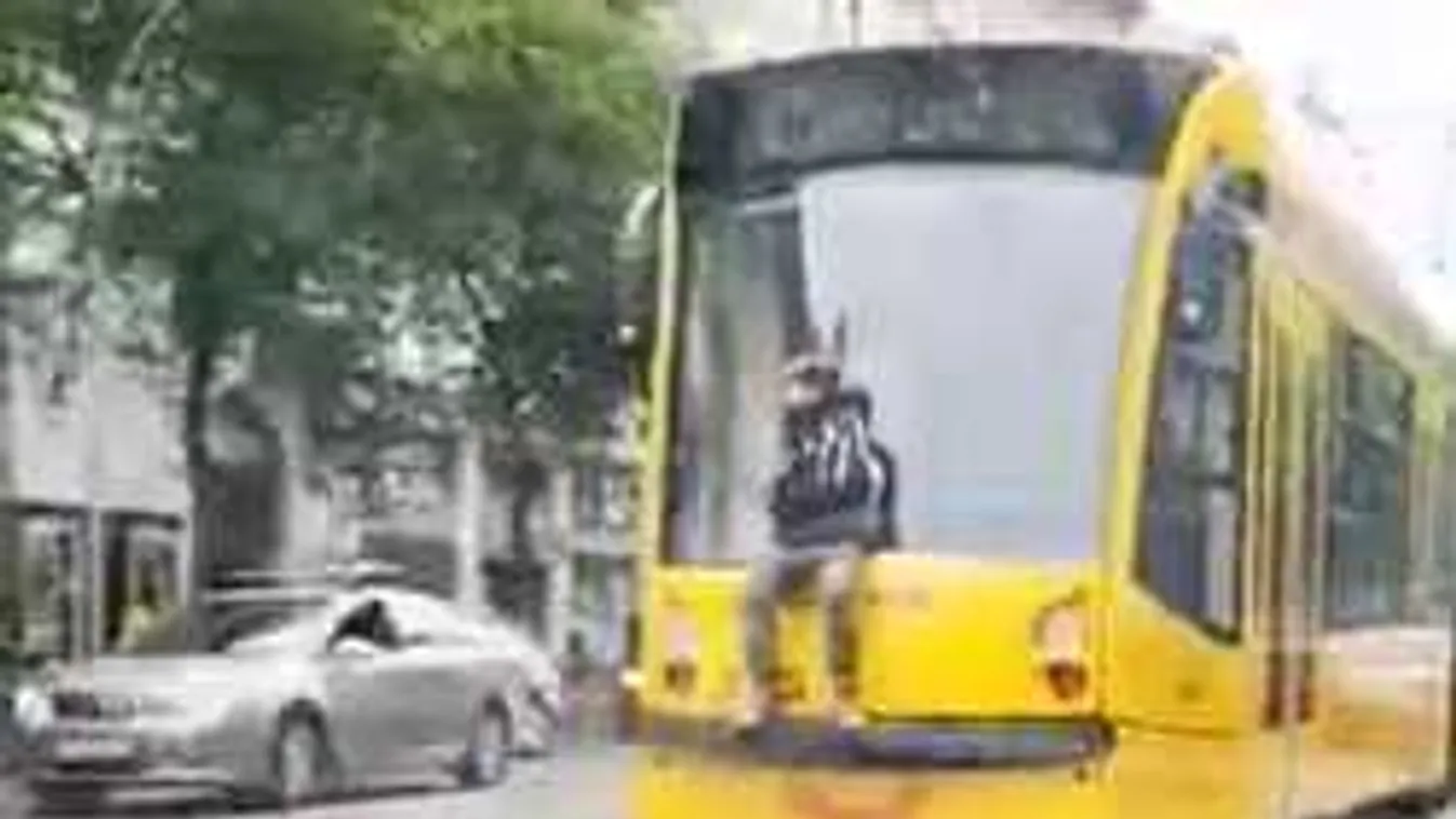 Életveszély, durva dolgot művelt a kissrác a budapesti villamoson