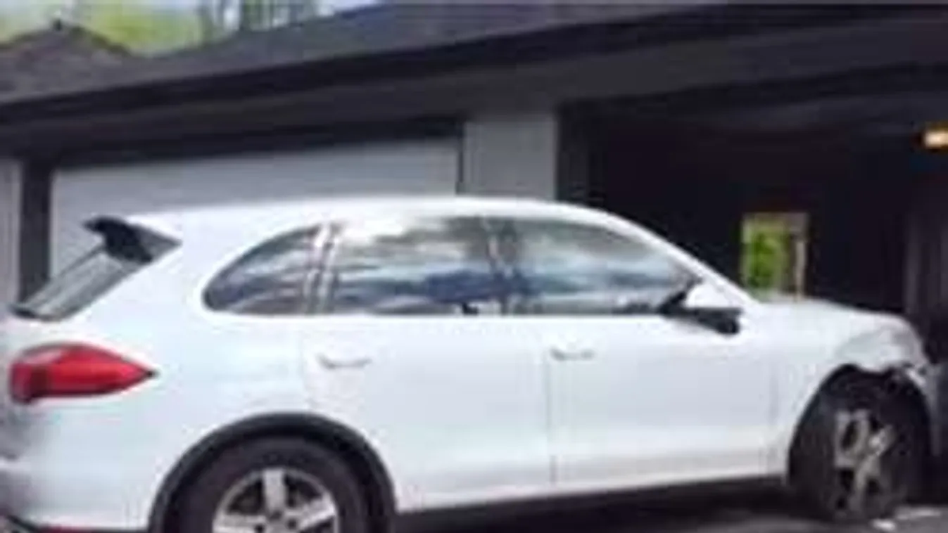 A világ legbénább parkolása, avagy hogyan törj össze egy luxusautót