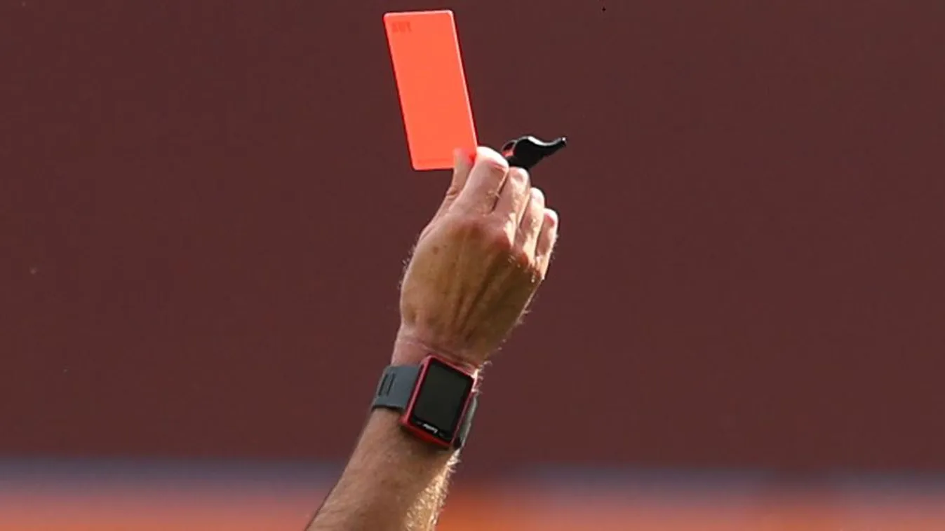 Sokkoló videó a focimeccsről: brutálisan meggyepálták a bírót