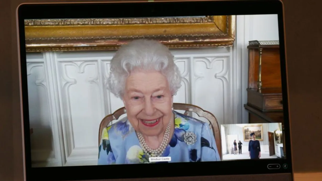 Karikás szemmel, mosolyt erőltetve magára: Erzsébet királynő először jelent meg a nyilvánosság előtt férje halála óta