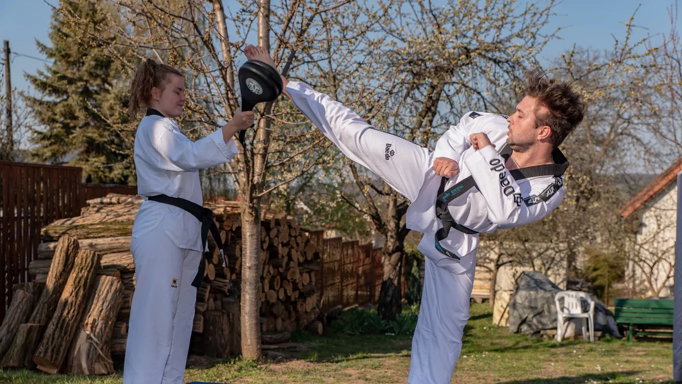 Online tart küzdősportedzést a csapatnak a testvérpár – videó