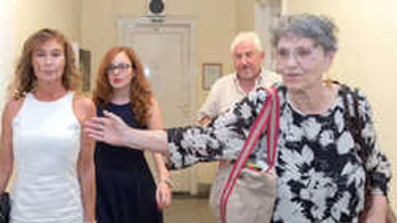 Üzent Pártos Csilla Pécsi Ildikónak: a háború folytatódik!