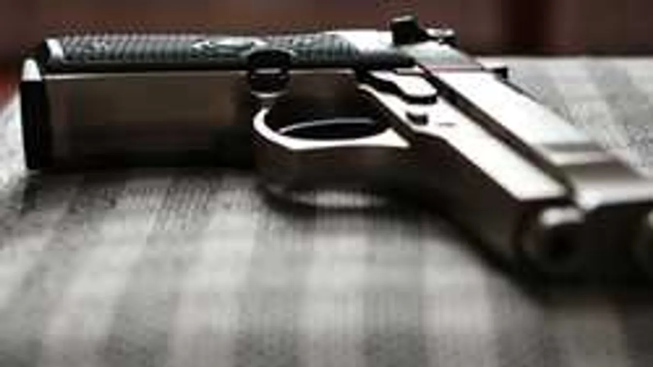 Rendőrök lepték el a miskolci lakást: brutális fegyverarzenált találtak