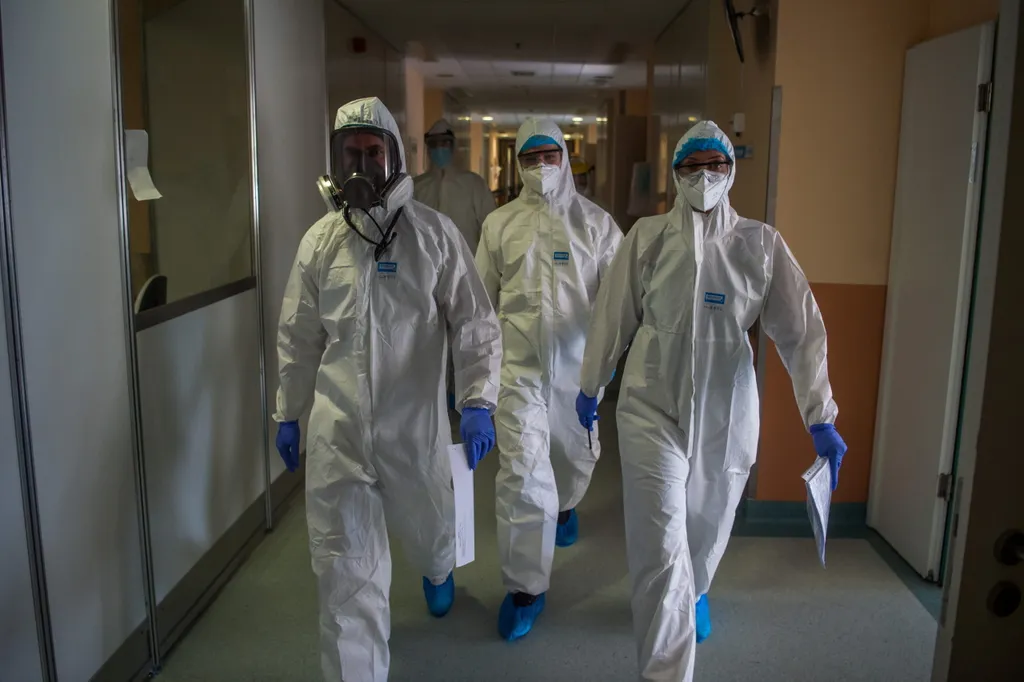 Védõfelszerelést viselõ orvosok vizitelnek a fõvárosi Honvédkórház koronavírussal fertõzött betegek fogadására kialakított osztályán