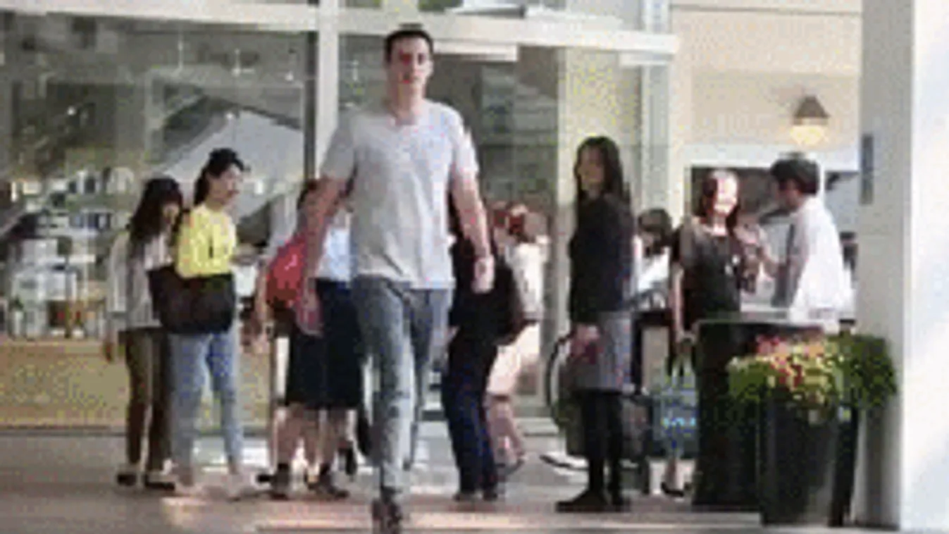 Ez történik, ha egy pasi magassarkúba bújik egy teljes napra - Videó