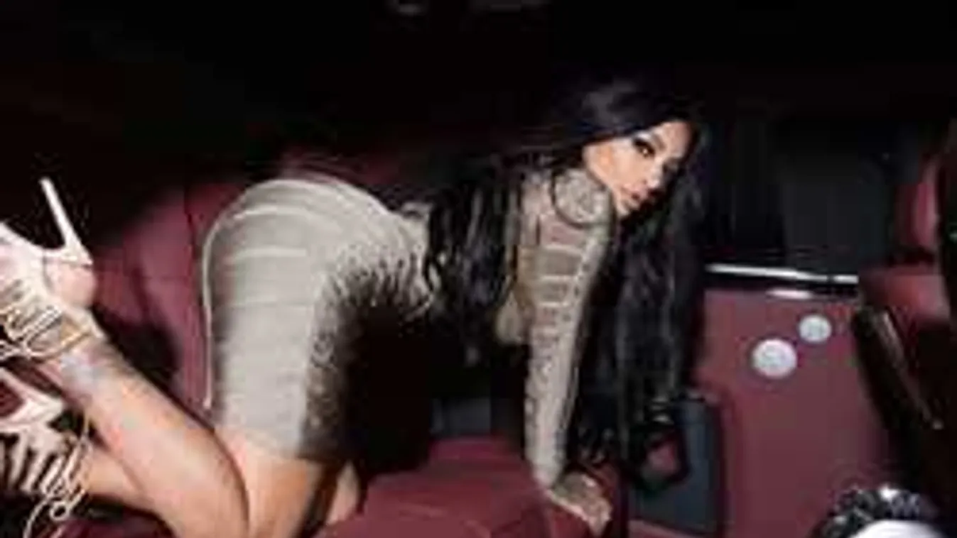 Széles terpesz, félrehúzza bugyiját a brutál mellű színésznő