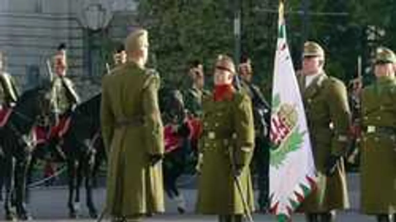 Október 23. Felvonták a nemzeti lobogót a Parlament előtt