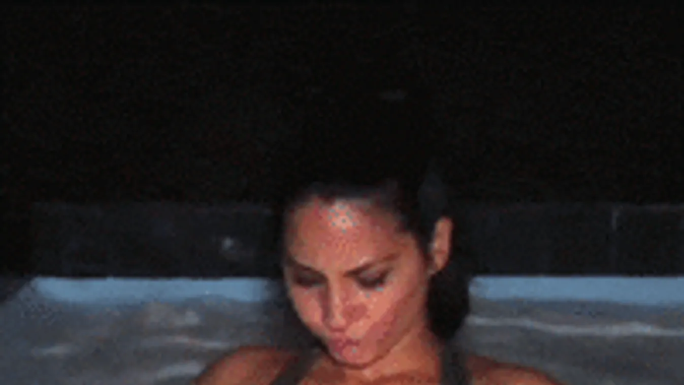 Fürdőruha céget vezet, de meztelenül pancsol a francia szőkeség