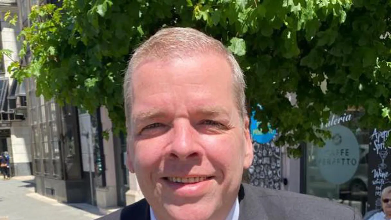 Meglepő idézettel tudatta Schmuck Andor: hivatalosan is elvált fiatal feleségétől