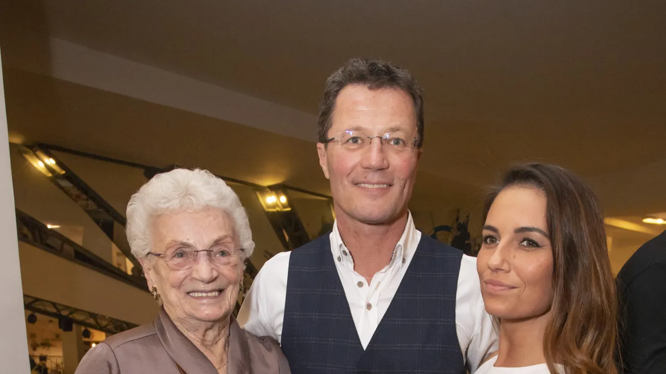 Megható fotó: Utcáról köszöntötte 90 éves anyukáját Stohl András