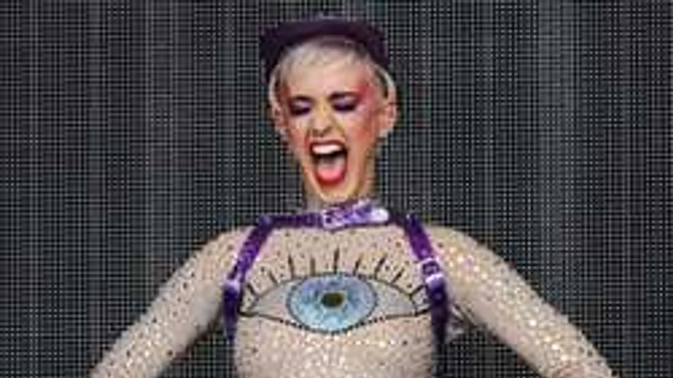 Két nap után dobta is párja a dögös sztárénekesnőt