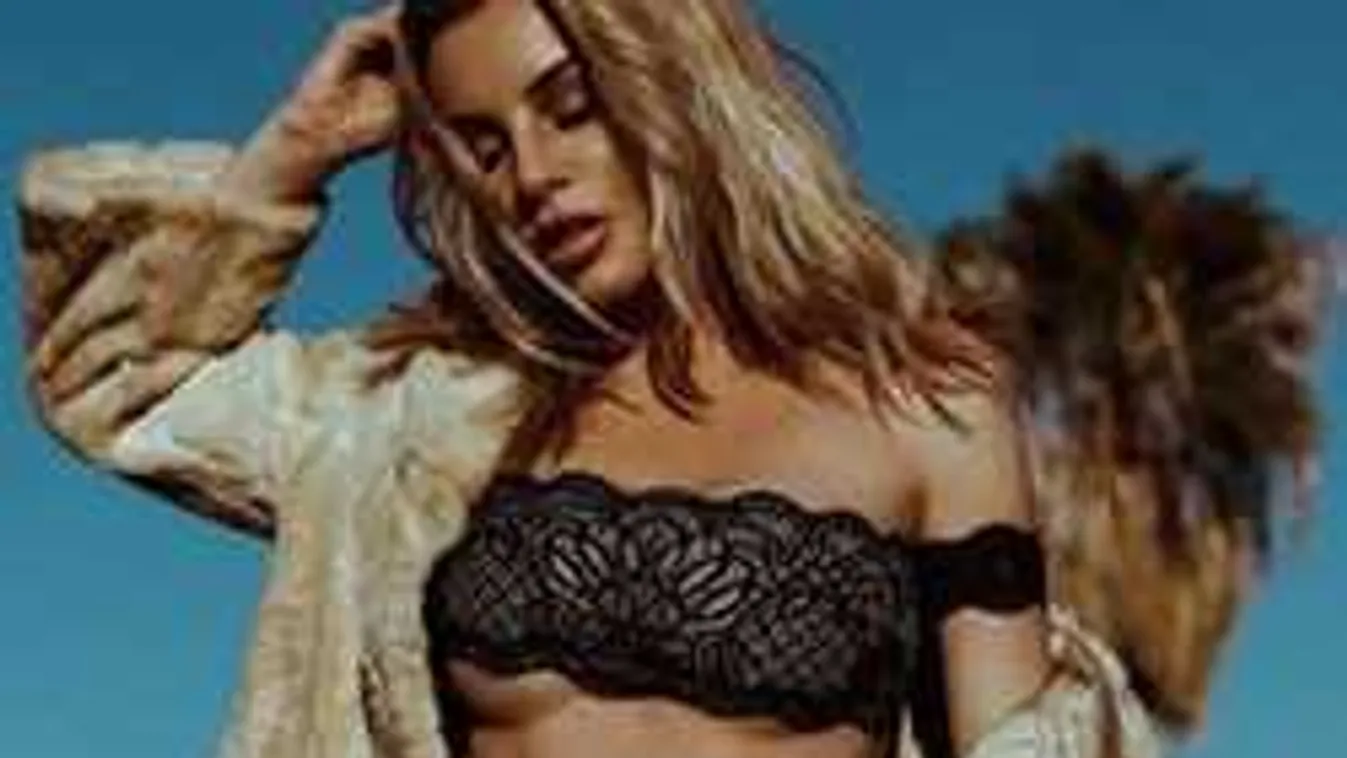 Anyaszült meztelenül jógázott a szabadban a szőke szépség