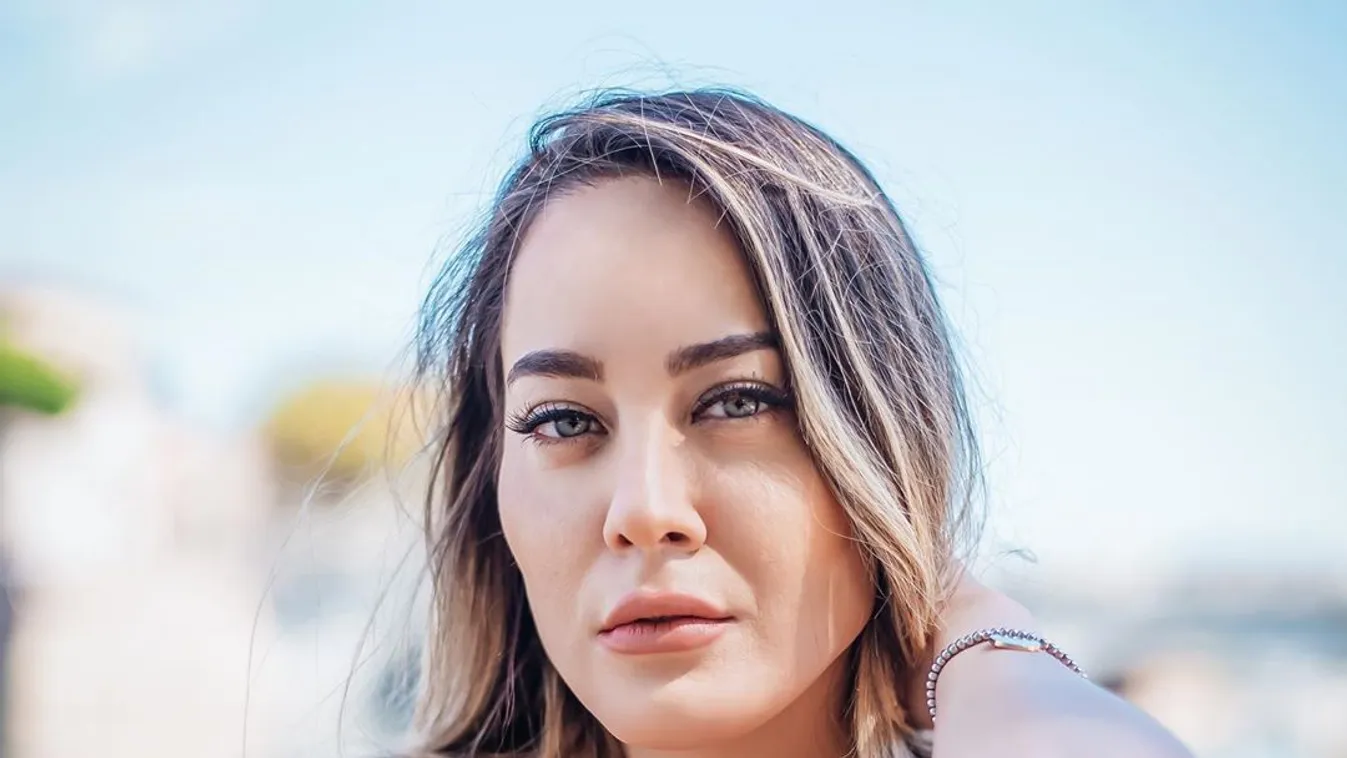 Meztelenül az ágyban, kerek popsiját mutogatja a vadóc szurkolólány