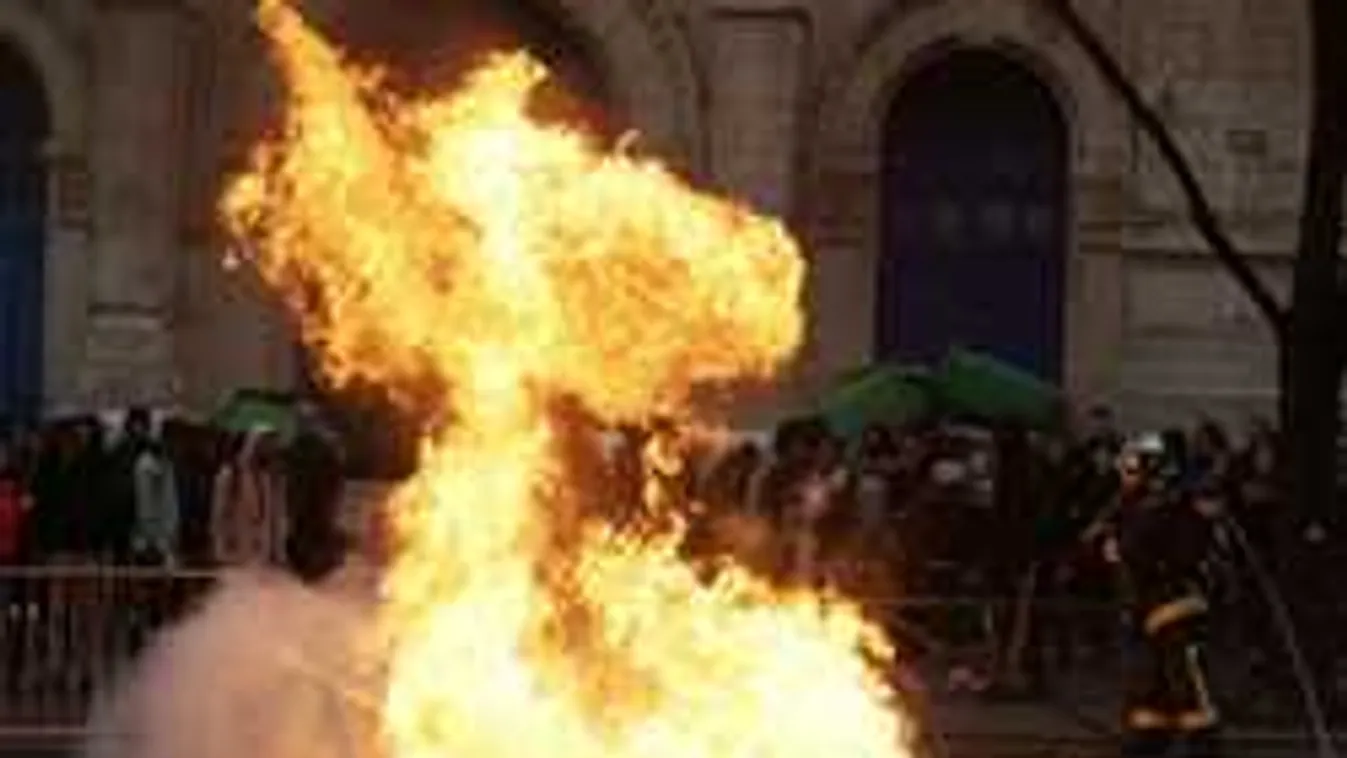 Párizs még mindig forrong: beszálltak a diákok is