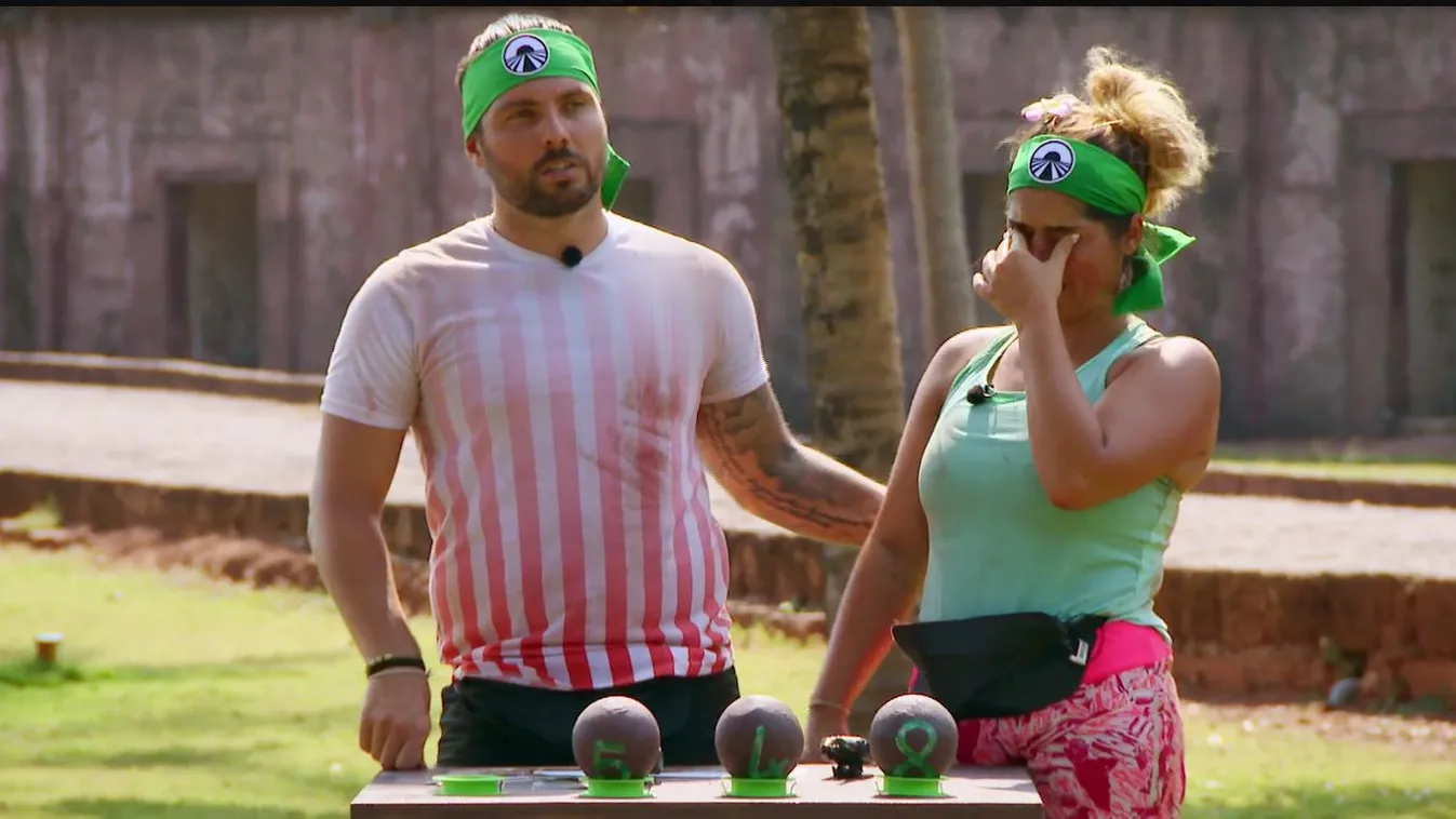 Elszabadultak az indulatok Ázsiában: Sírógörcs és repülő telefon