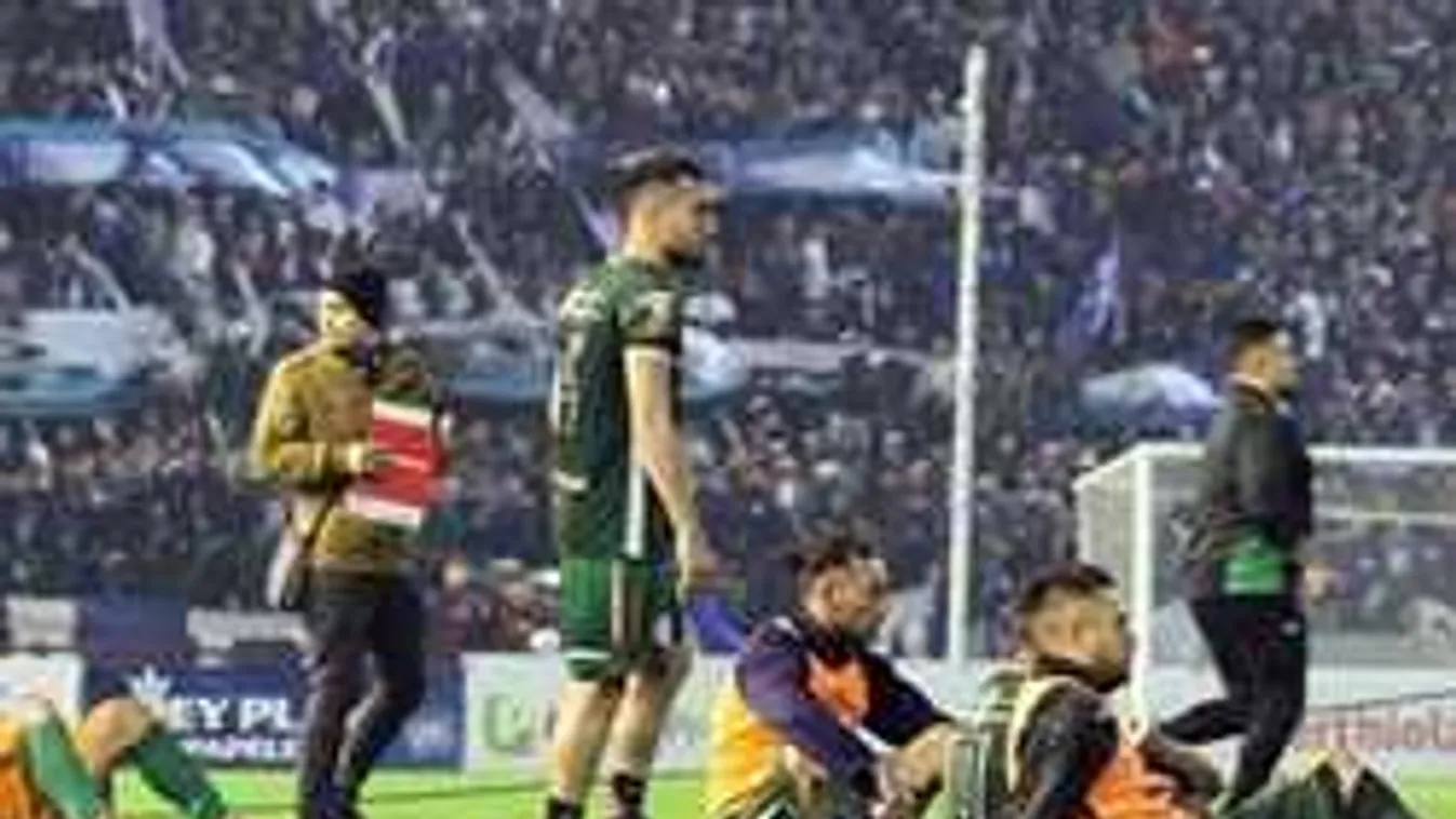 Meccs közben ülősztrájkkal tiltakoztak a csaló bíró ellen