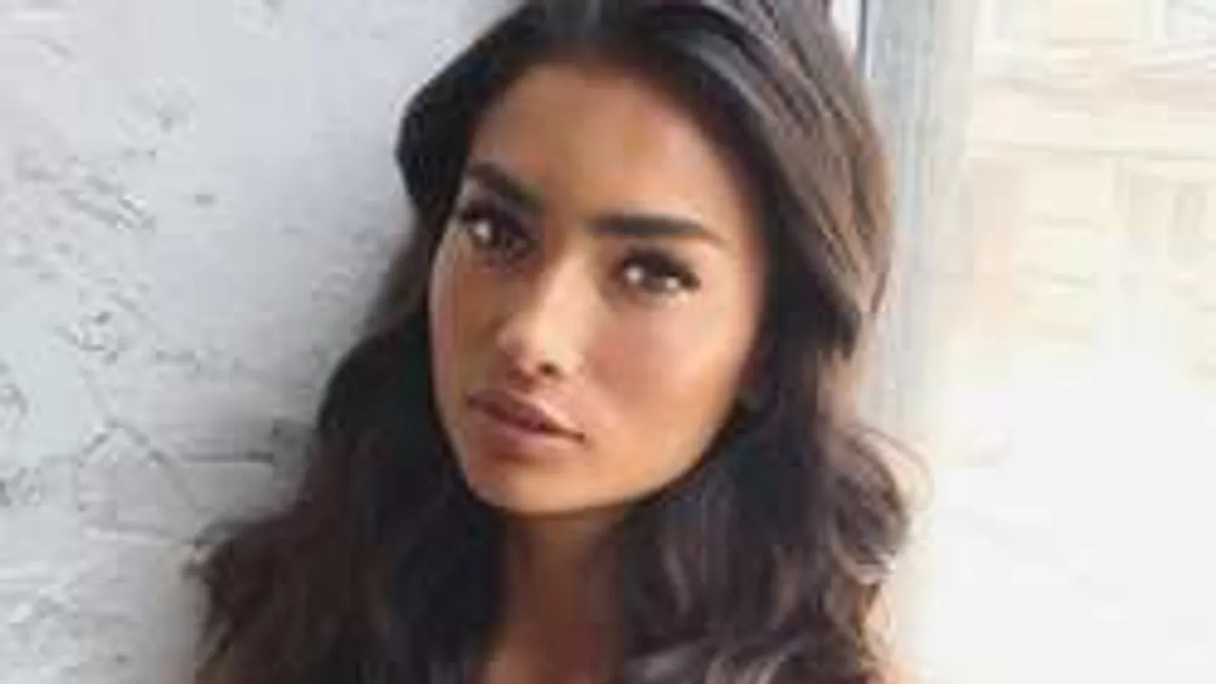 Forró: Hajával takarta el hatalmas melleit a dögös topmodell!